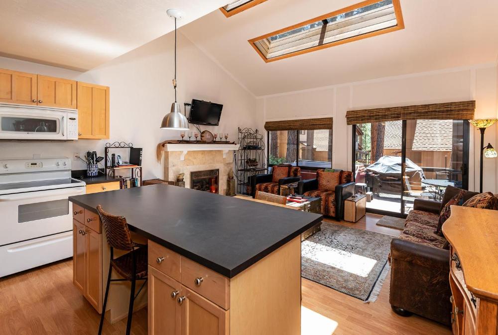 1 Alpine Terrace-renovated condo private hot tub